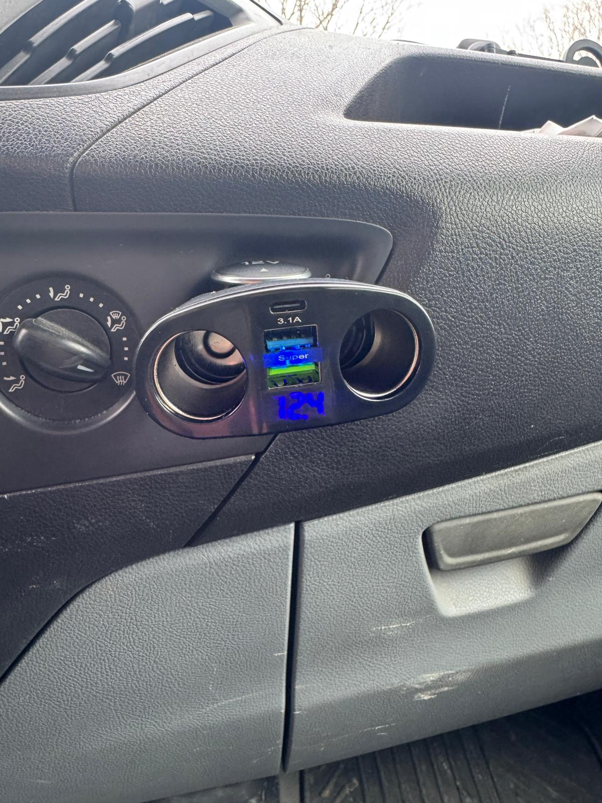 Dijjital Göstergeli Çakmak Girişi Çoklayıcı